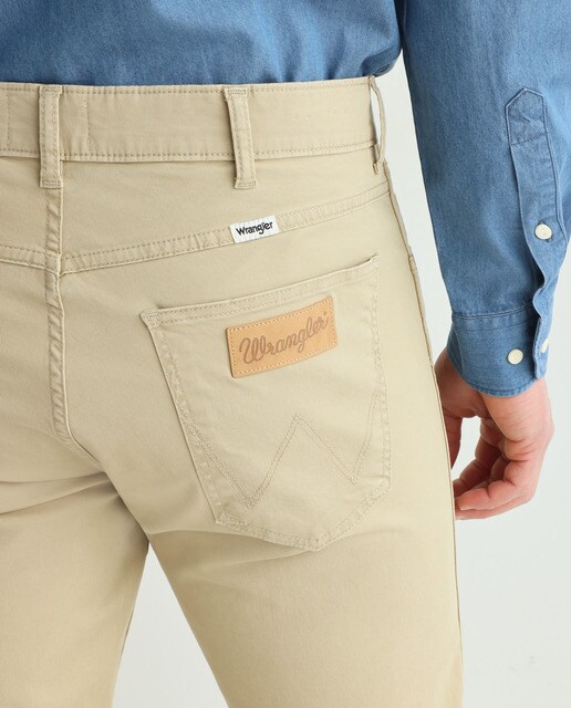 Pantalón cinco bolsillos de hombre regular Greensboro beige · Wrangler · El Corte  Inglés