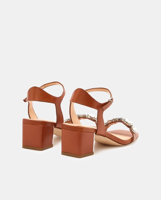 Sandalias de tacón de mujer en piel marrón con detalle de pedrería · Guess  · El Corte Inglés