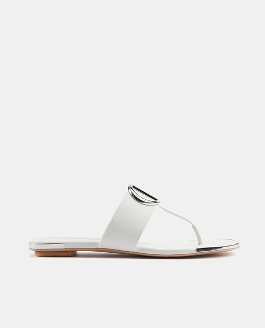 Sandalias planas de mujer en piel blanca con aplique metálico · DKNY · El  Corte Inglés