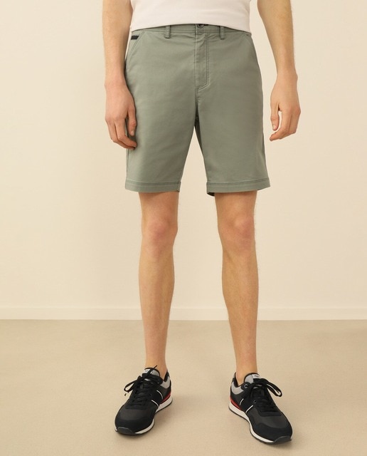 Imagen 0 de Bermuda tipo chino de hombre verde