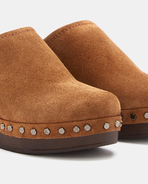 Zuecos de mujer en piel de color camel con detalle de tachuelas · LT · El  Corte Inglés