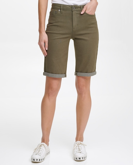 Imagen 0 de Shorts de mujer con corte recto, botón frontal y bolsillos y dobladillos