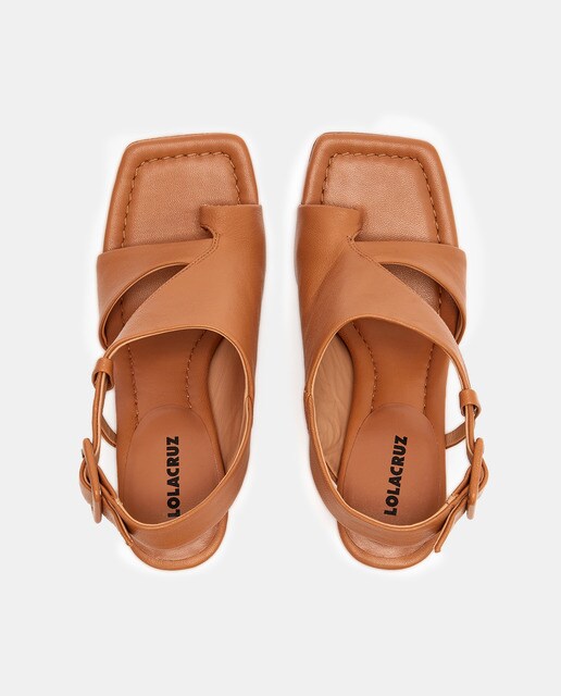 Sandalias de tacón de mujer en piel marrón con corte asimétrico · Lola Cruz  · El Corte Inglés