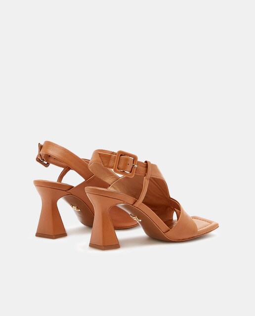 Sandalias de tacón de mujer en piel marrón con corte asimétrico · Lola Cruz  · El Corte Inglés