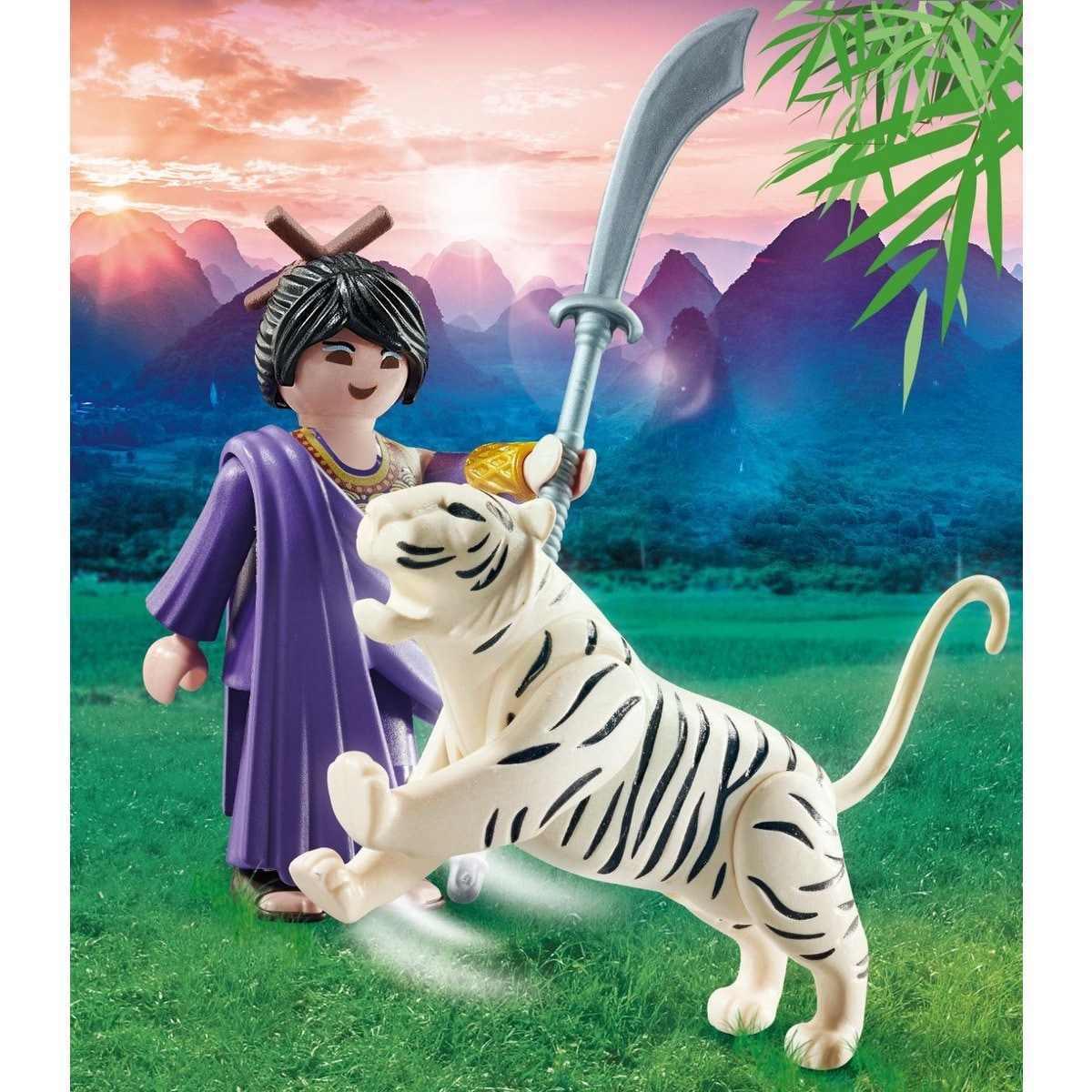 Lutadora Asiática Com Tigre 2