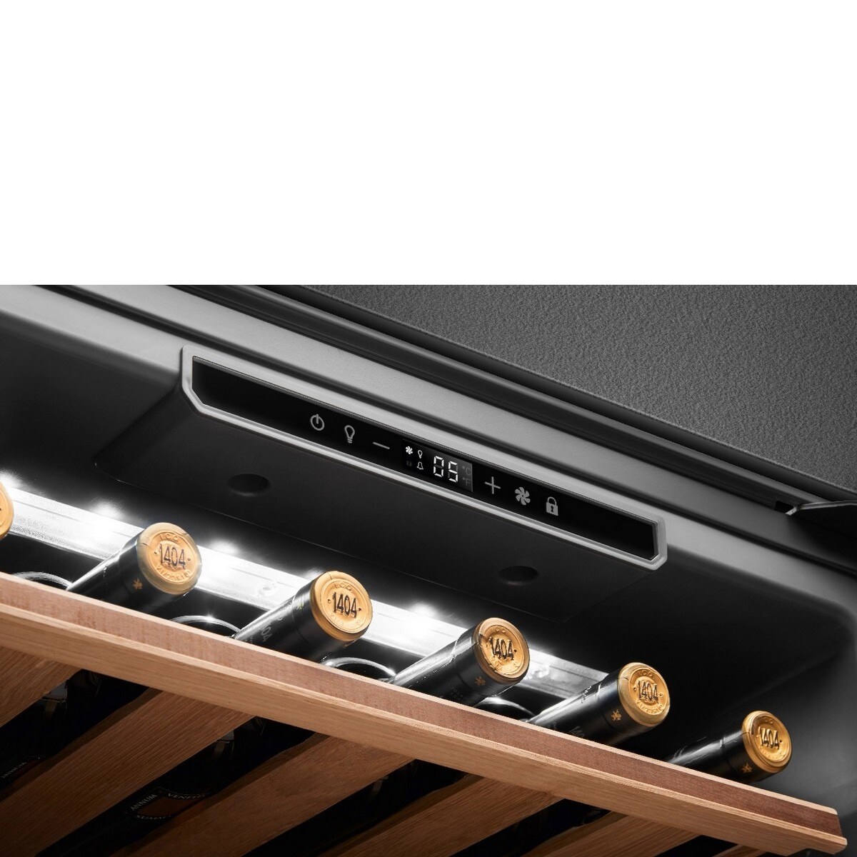 Garrafeira Encastrável Smeg Dolce Stil Novo CVI621NR3 com Dobradiças à Direita e Capacidade para 21 Garrafas Standard e de 45,7 cm - Preto e Perfis Cobre Preto-6