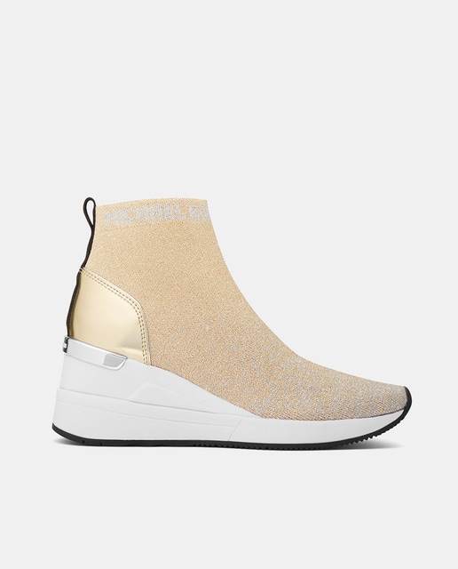 Imagen 0 de Zapatillas de mujer en color oro bajas tipo calcetín con cuña