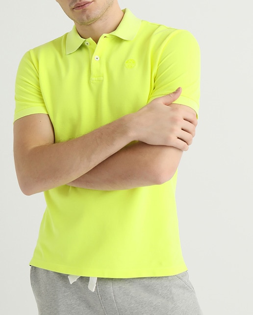 Imagen 0 de Polo de hombre regular en piqué de algodón amarillo cuello inscripción