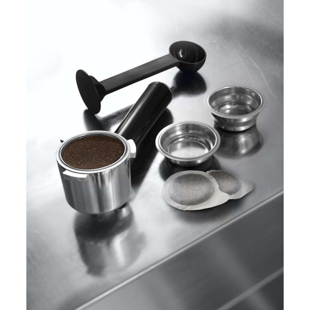 Cafetera espresso manual de bomba De´Longhi Dedica EC685.M con sistema cappuccino Plata-11