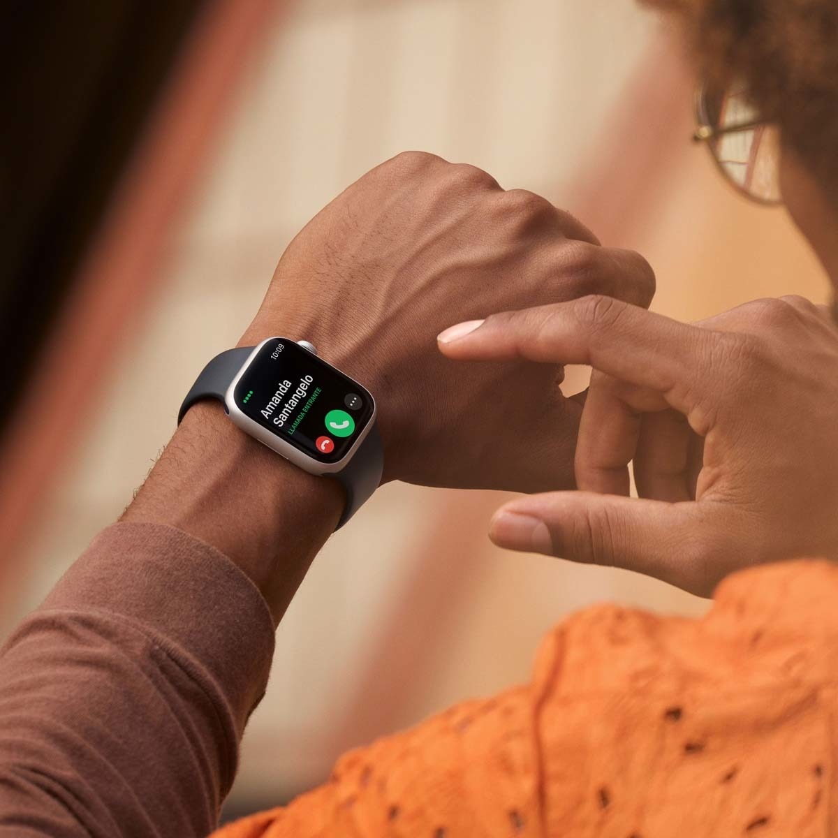 Apple Watch Series 8 GPS + Cellular 41mm con caja de acero inoxidable en plata y pulsera Milanese Loop en plata Plata-4