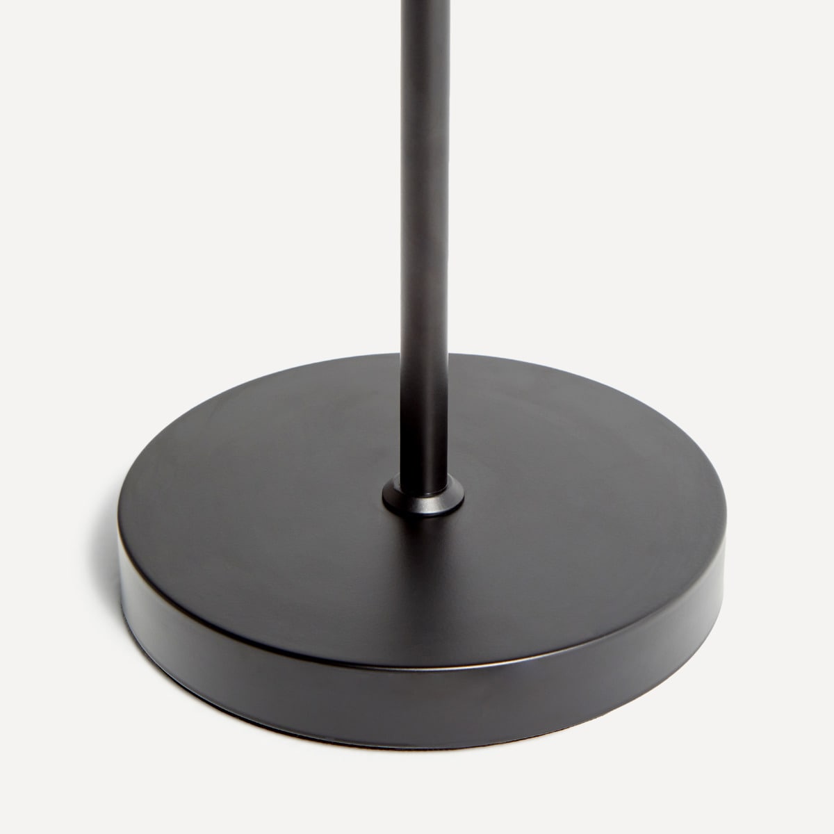 Candeeiro de Pé Com LED Integrado Omari Preto-3