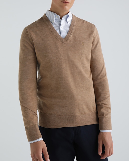 Imagen 0 de Jersey de lana merino de hombre camel con cuello de pico