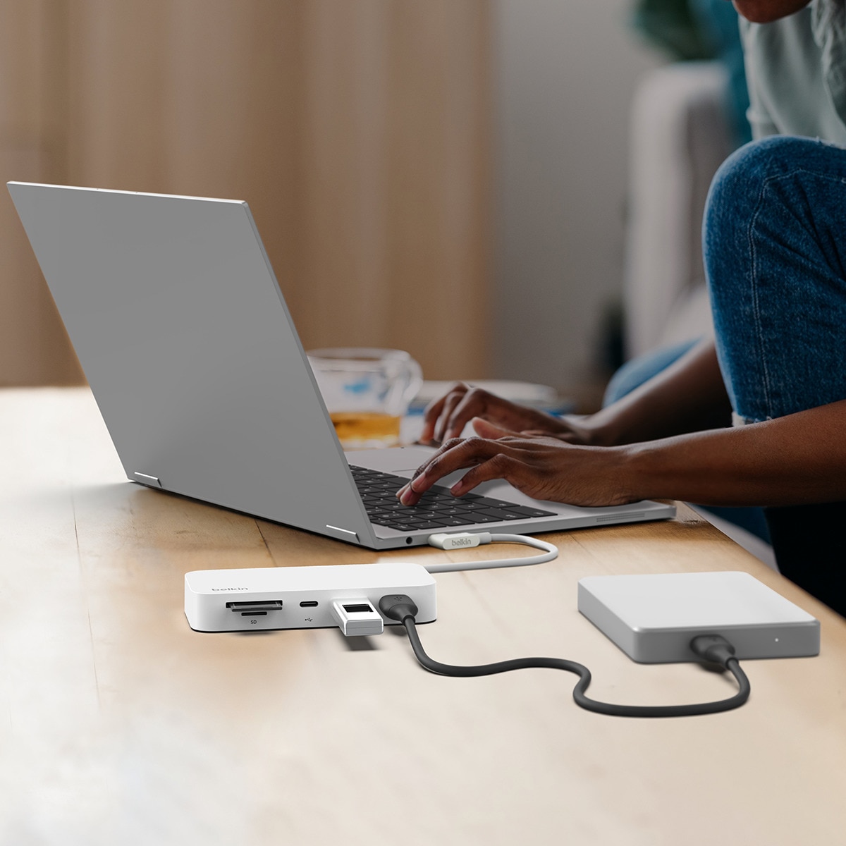 Hub Belkin USB-C multipuerto 6 en 1 con soporte Blanco-8