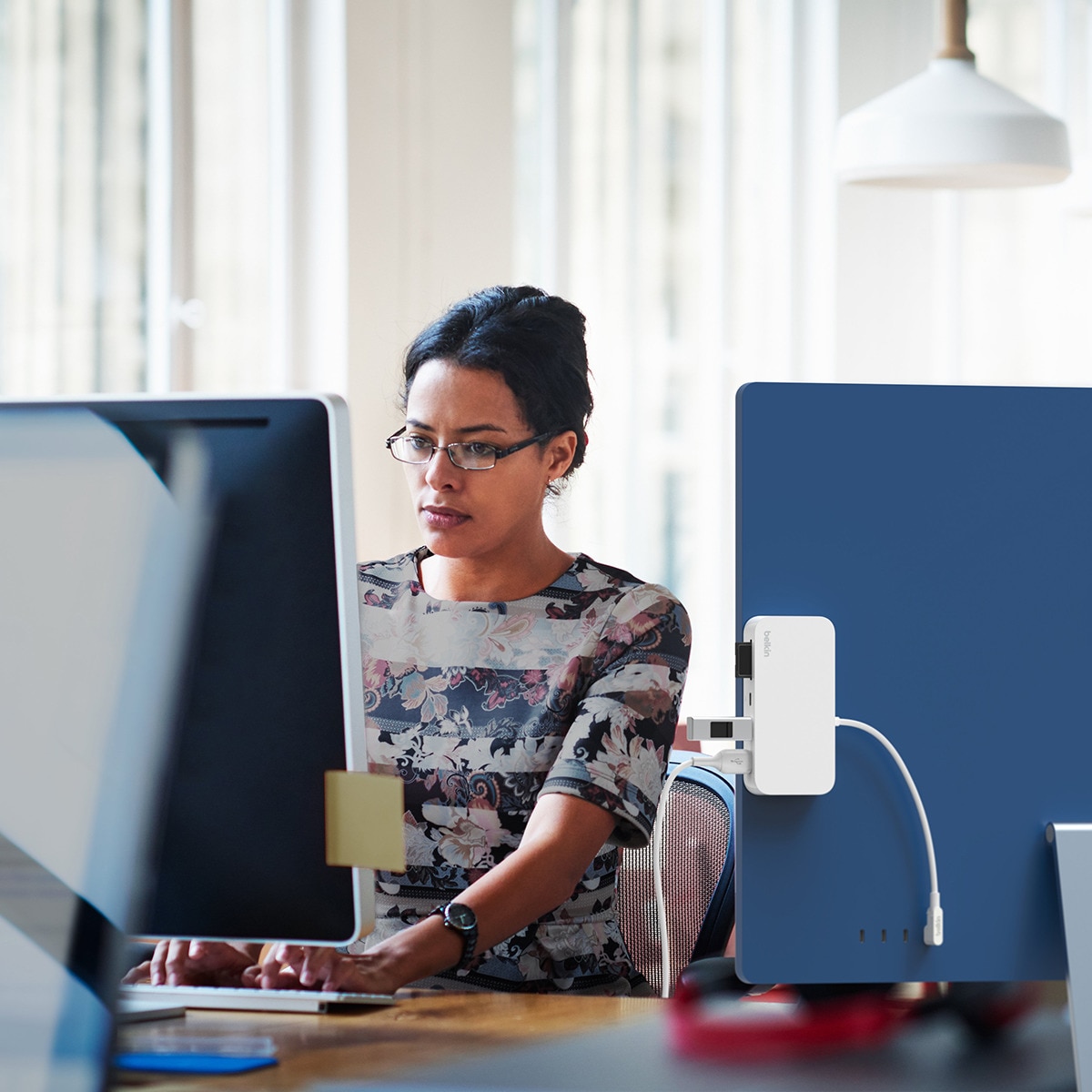 Hub Belkin USB-C multipuerto 6 en 1 con soporte Blanco-9