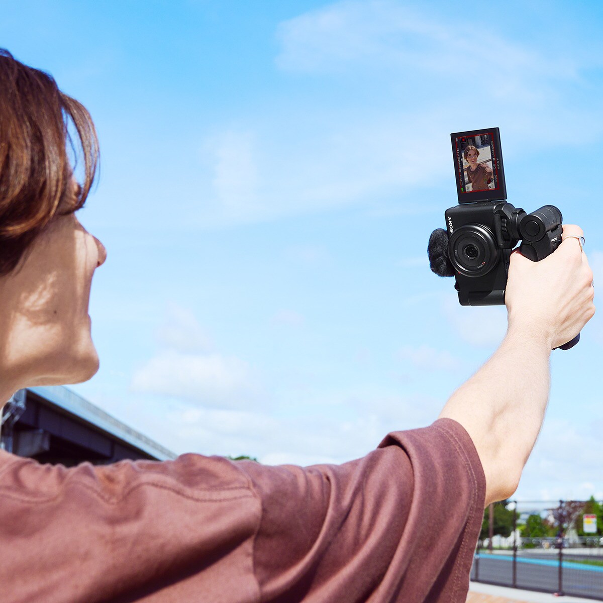 Sony ZV-1F cámara compacta vlogging con objetivo prime ultra gran angular de 20 mm y pantalla LCD de ángulo variable ideal para selfies (ZV1FBDI.EU) Negro-5