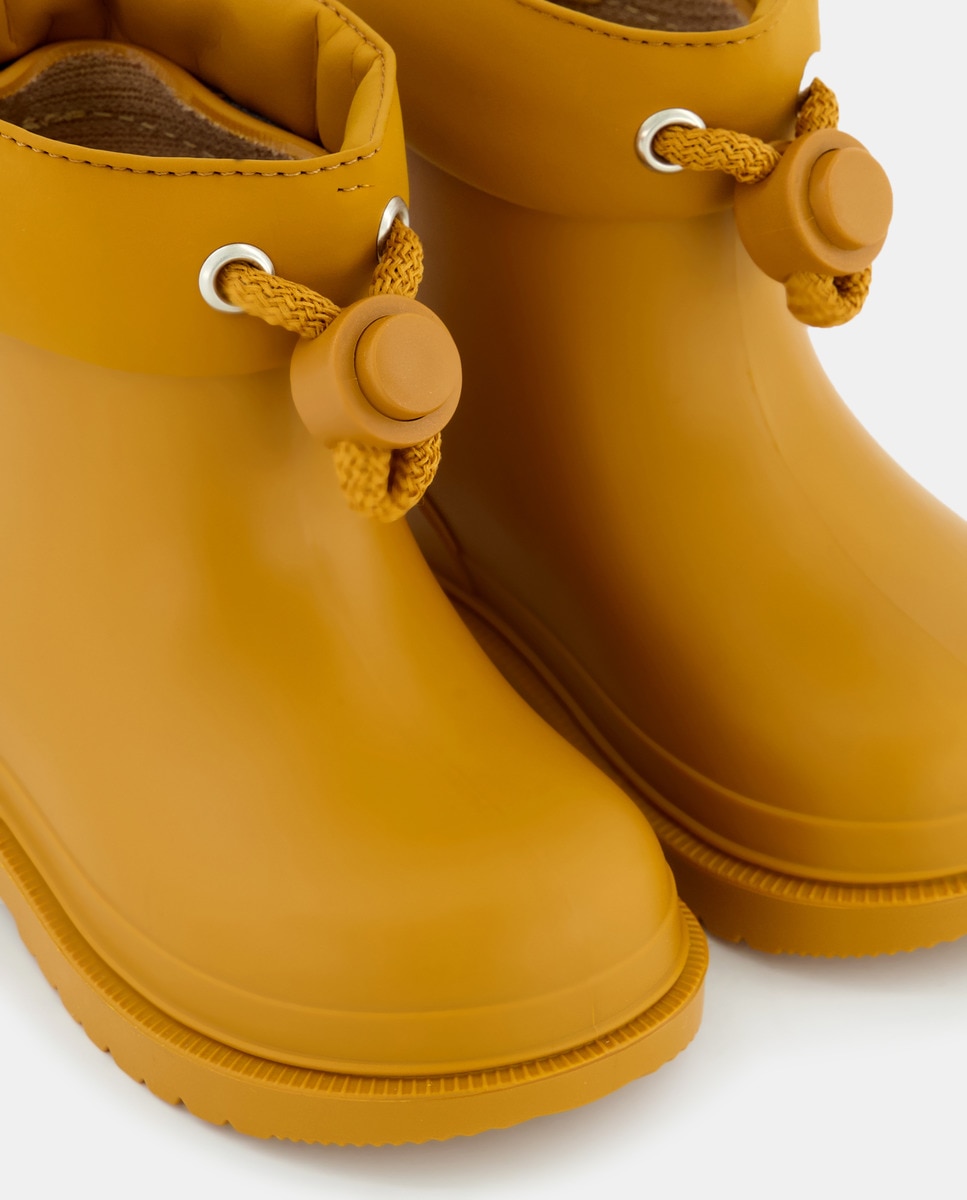 Botas de agua de bebé niño en amarillo acabado mate con cordón
