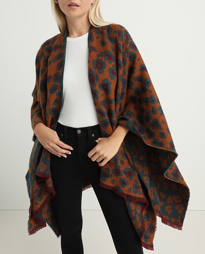 Imagen 0 de Capa con estampado animal print en tono marrón