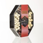 Cora Rosinen und Walnüsse mit Milchschokolade, Erdnüsse und Mandeln mit Korb 280 g weißer Schokolade und Mandeln mit dunkler Schokolade 280 g