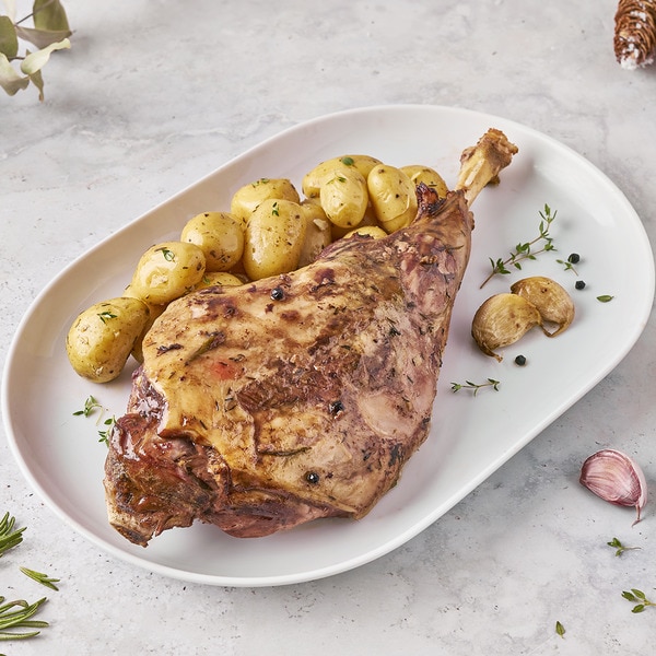 roast leg of lamb with flavoured baby potatoes 4 portions container 1,550 kg