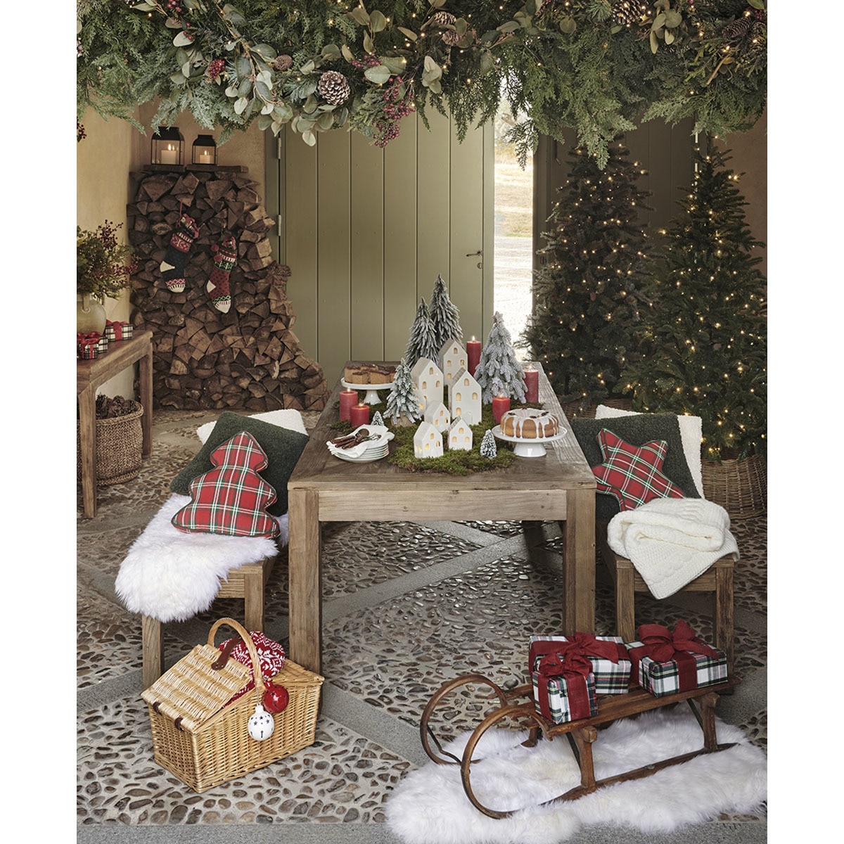 Árvore de Chão Nevada com Pinhas e Luzes LED Tavascan Verde-7