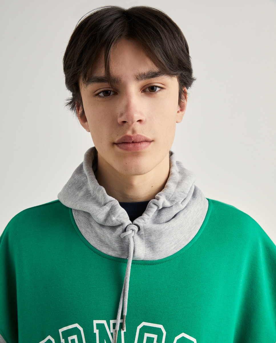 Sweat à capuche avec découpes