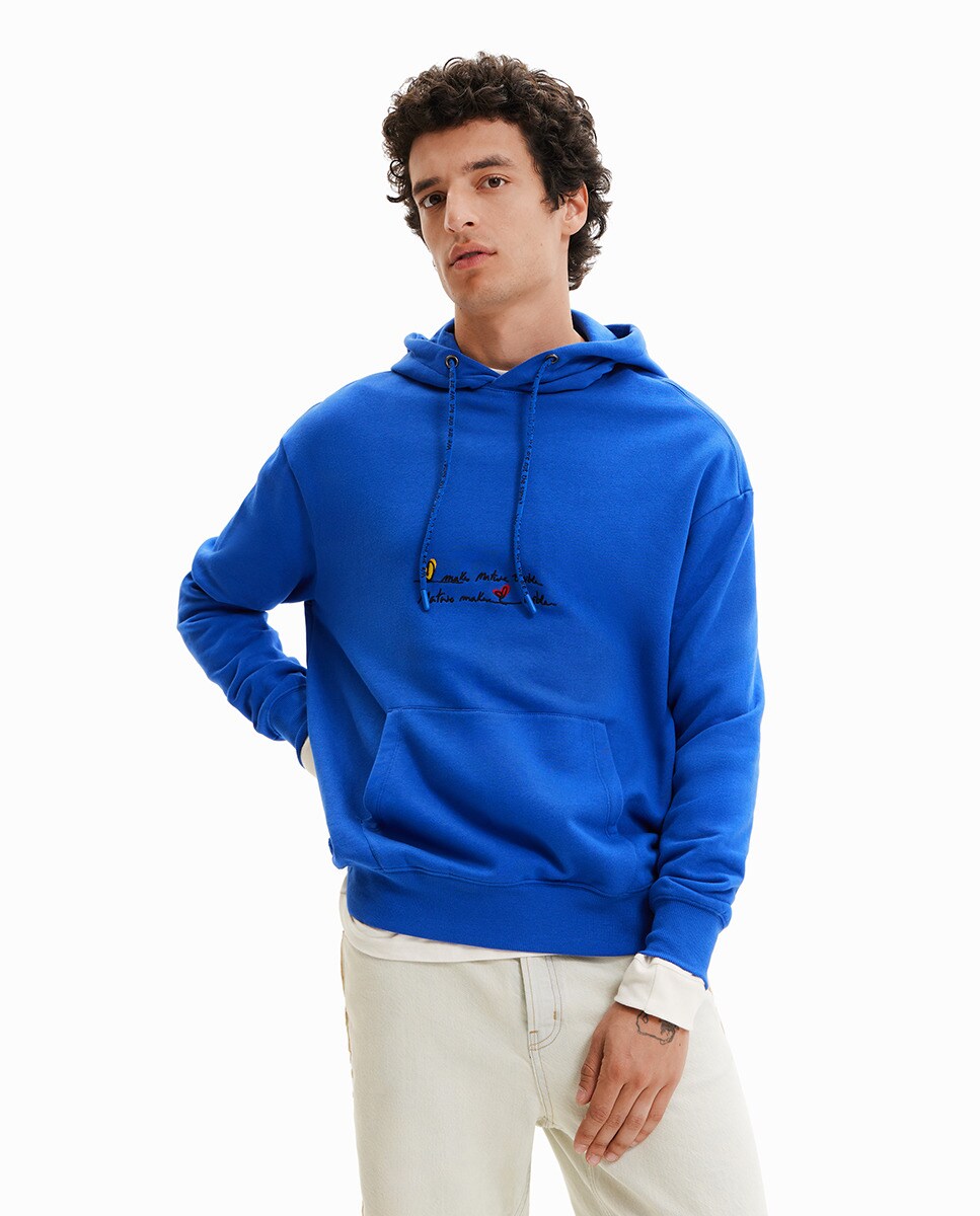 Sweat à capuche et message brodé