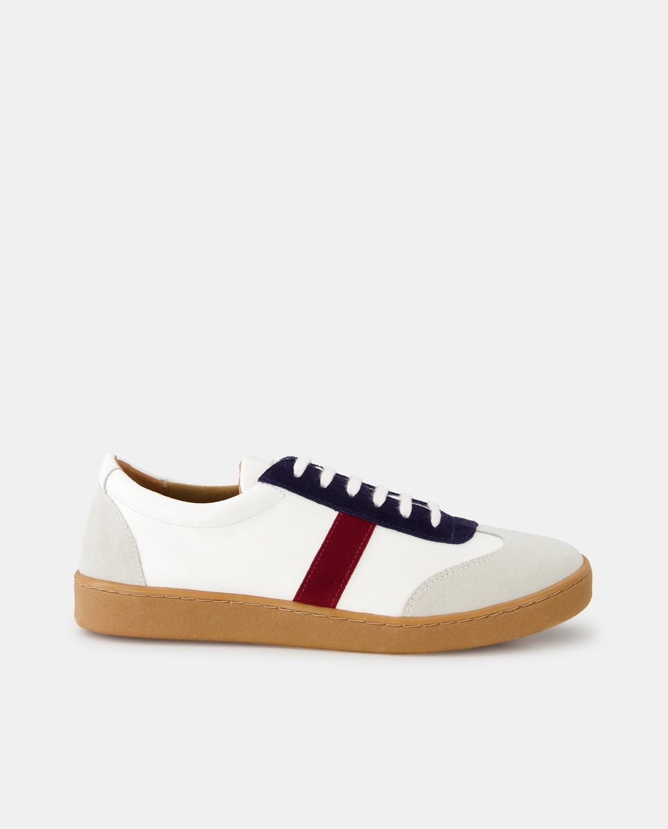 Chaussures casual basses style baskets avec détails dans différentes