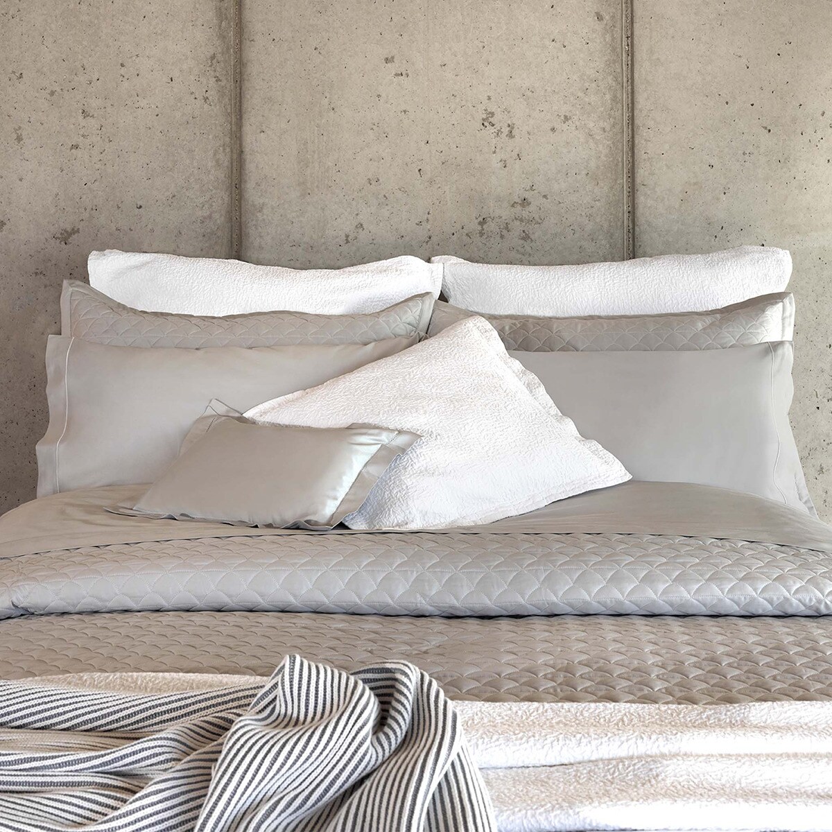 Capa de Almofada Suave em Cetim de Algodão Egípcio - 430 fios Cool Grey-2