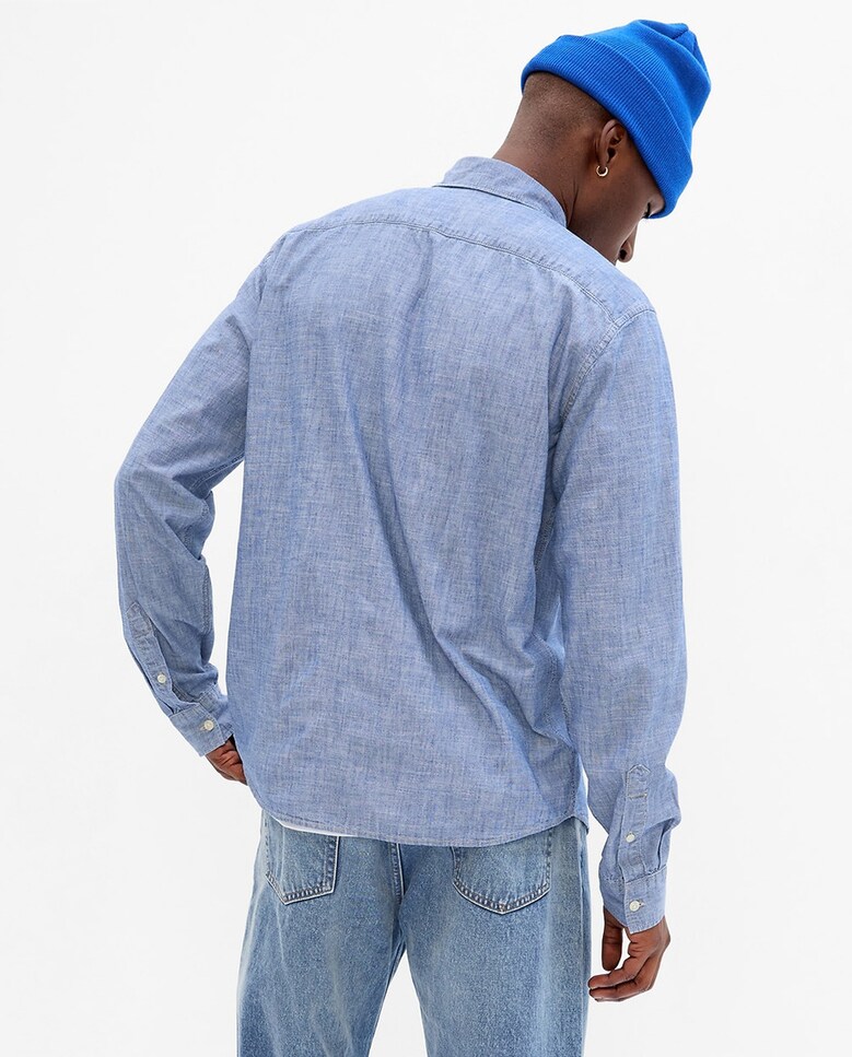 Camisa de hombre en cambray con corte desabrochado · Gap