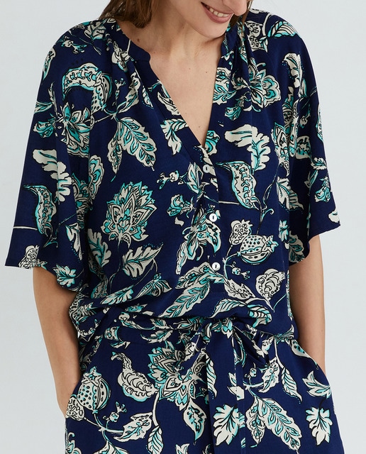 Imagen 0 de Blusa de mujer de flores con cuello mao