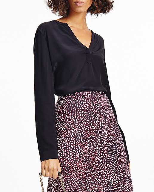 Imagen 0 de Blusa de mujer fluída con cuello pico