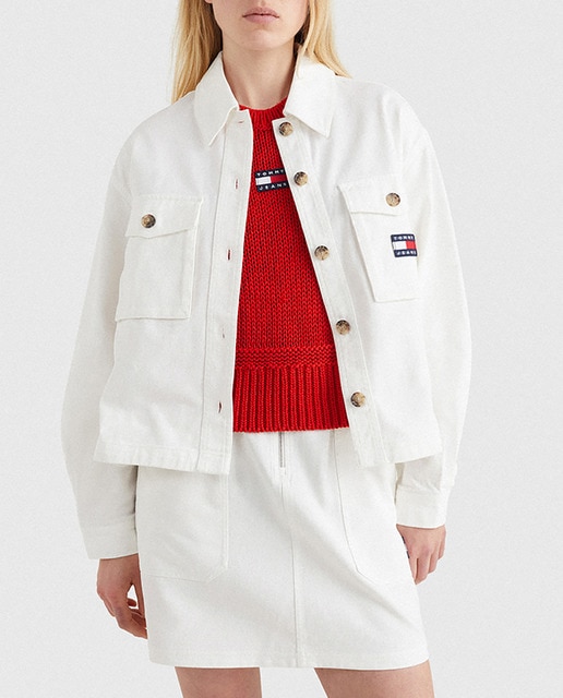 Imagen 0 de Sobrecamisa de mujer con botones y bolsillos delanteros.