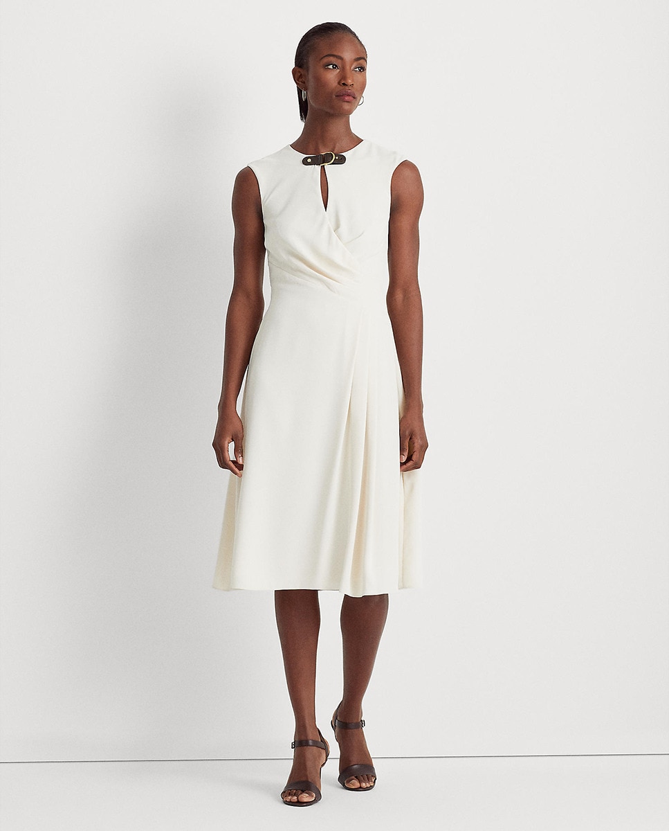 Robe midi avec détail sur le col