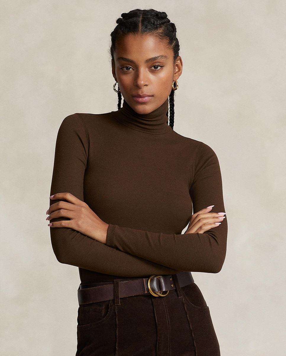 Pull élastique à col roulé.