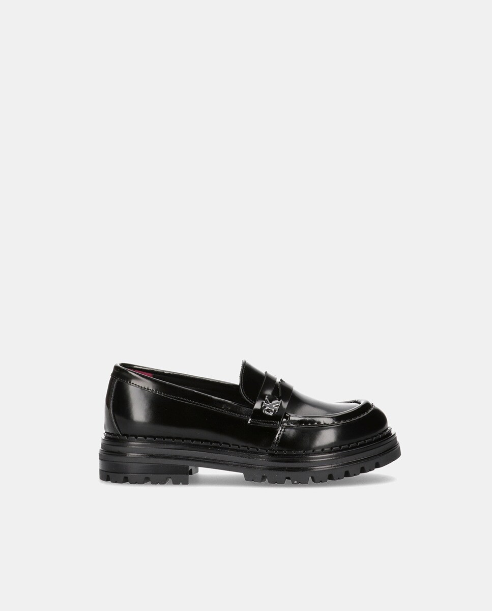 Mocassins vernis avec plastron et logo en métal