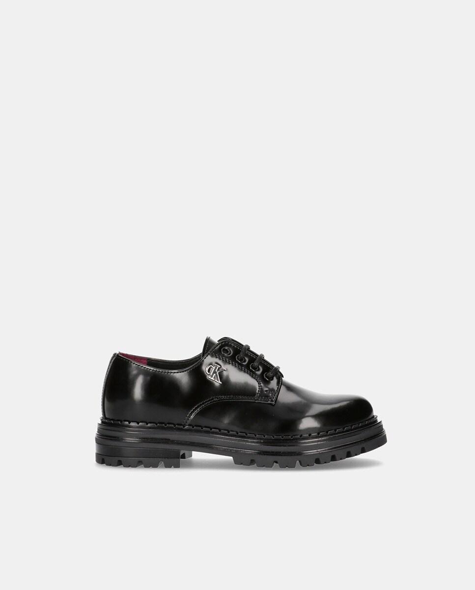 Chaussures à lacets vernies avec logo en métal et semelle en caoutchouc