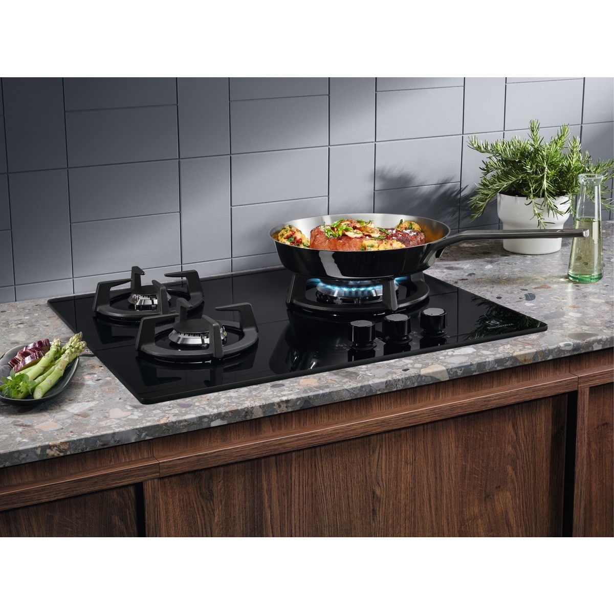 Placa de gas Electrolux con 3 quemadores SpeedBurner + Zona Wok - KGE6633NOK Negro-7