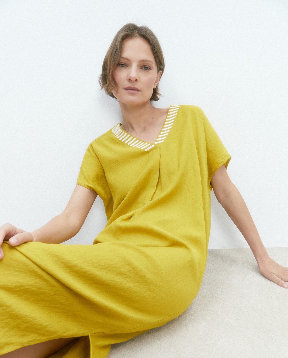 Robe à manches courtes et encolure en V