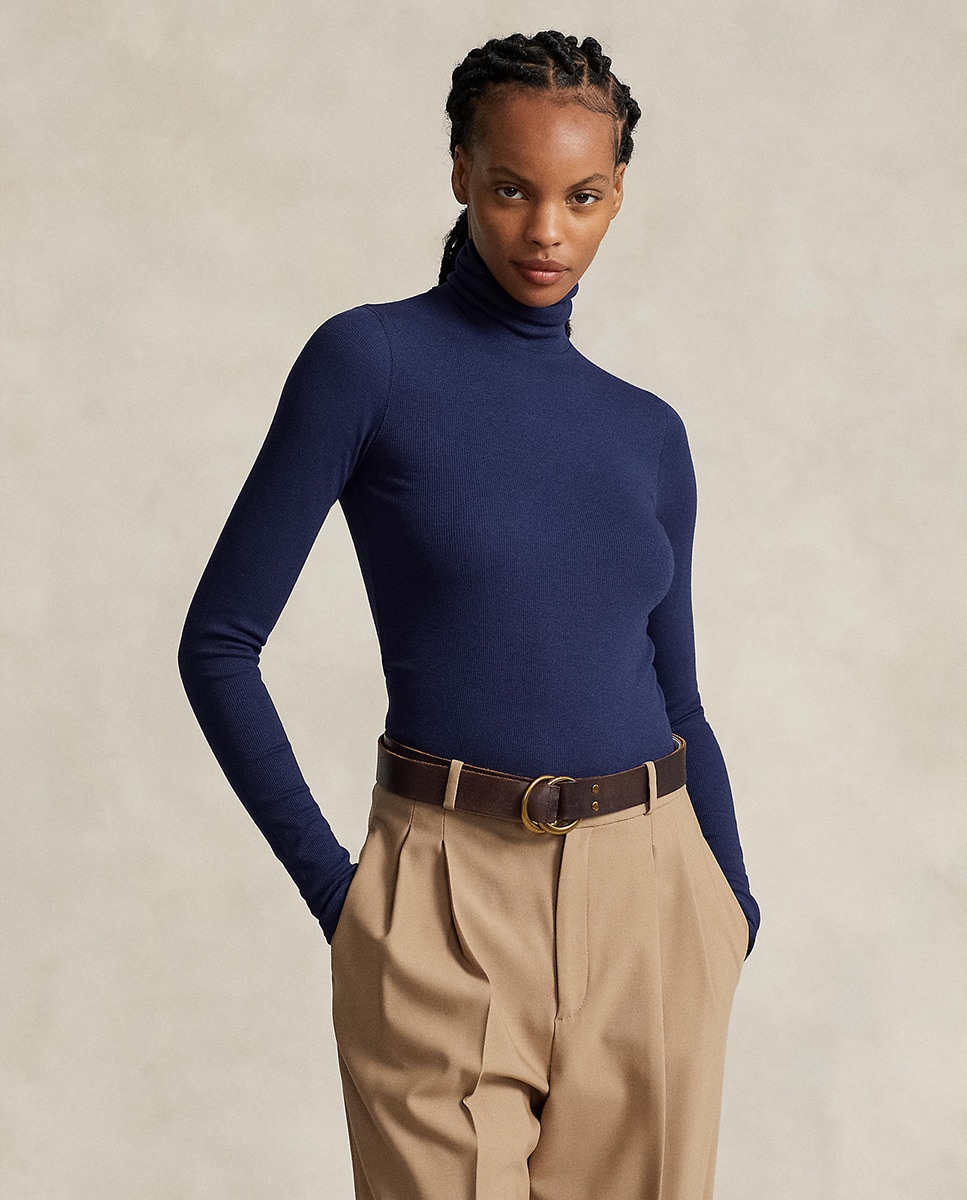 Pull élastique à col roulé.