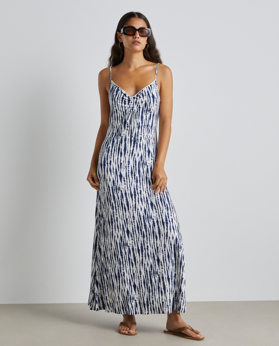 Robe midi froncée sur la poitrine