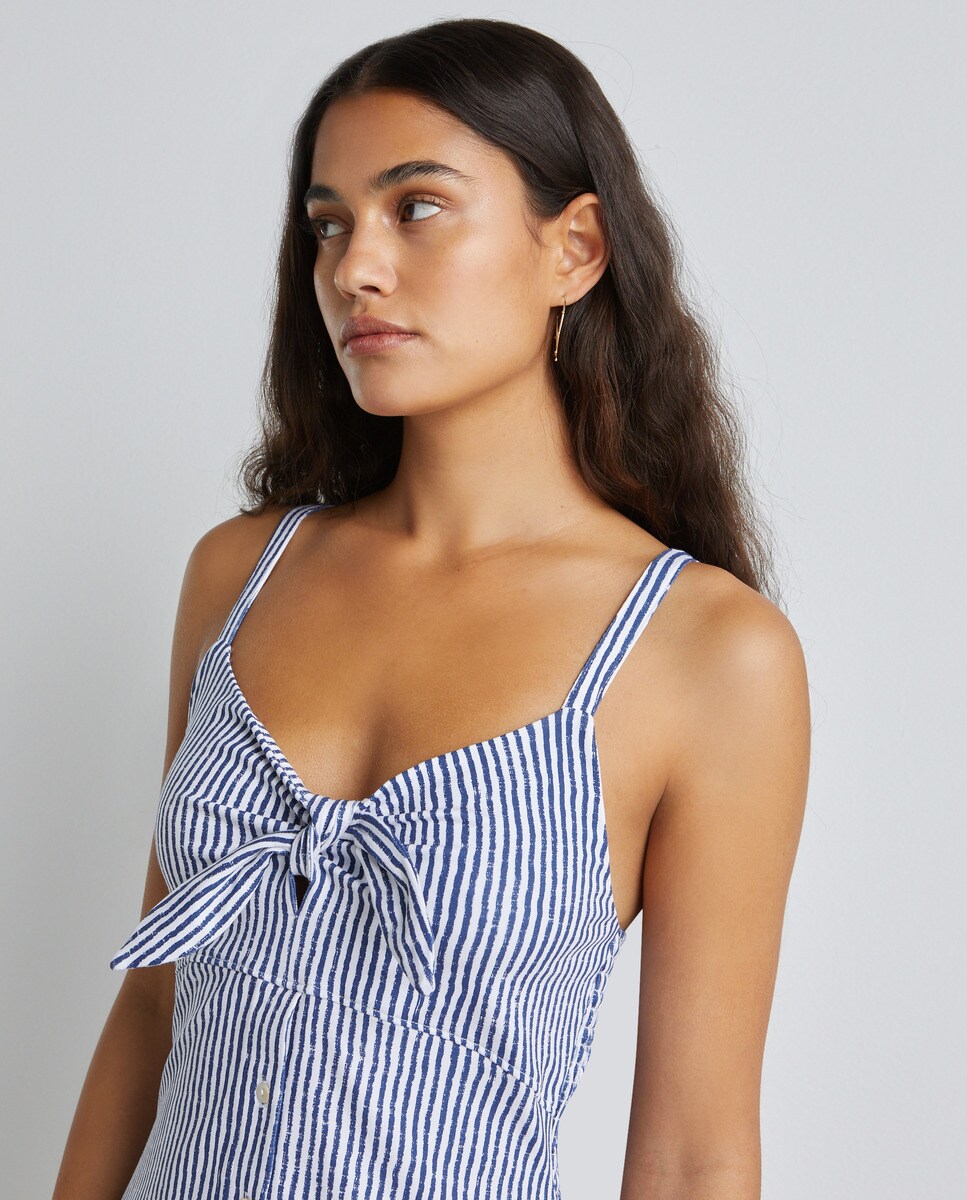 Robe courte à bretelles avec n?ud sur la poitrine