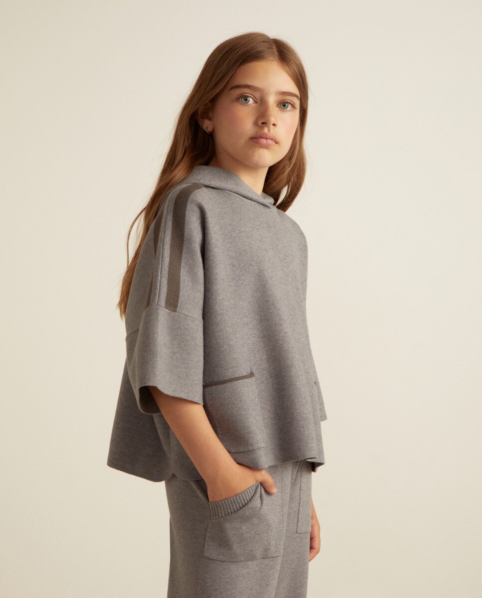 Poncho en maille à capuche