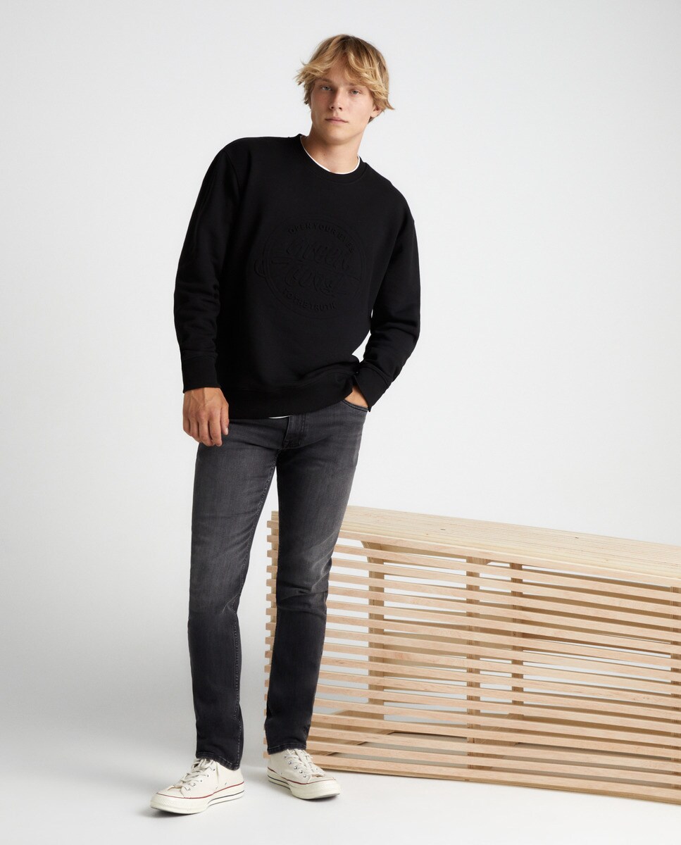 Jean slim tissu recyclé et délavage durable