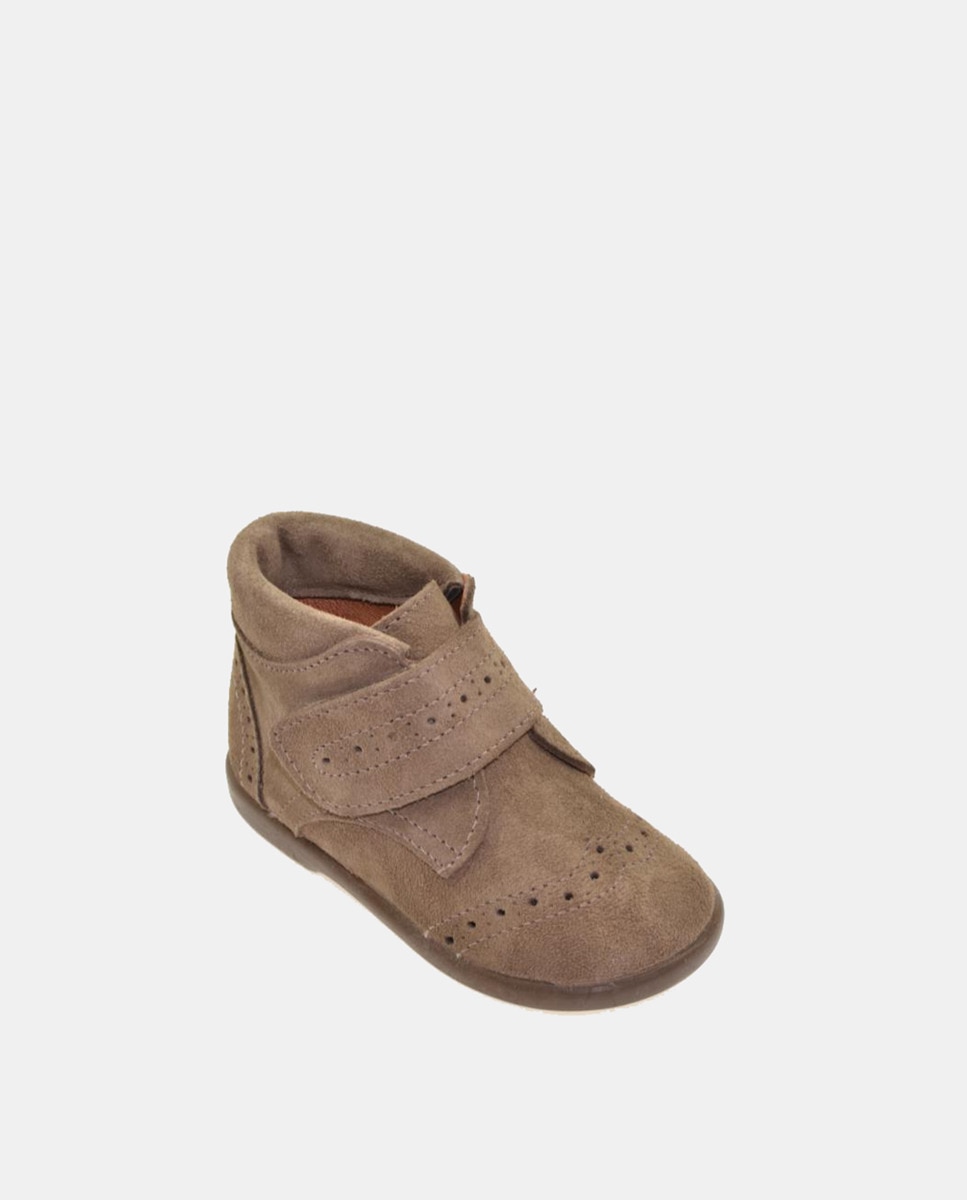 Chaussures montantes en croûte de cuir ajourées avec bride autoagrippante