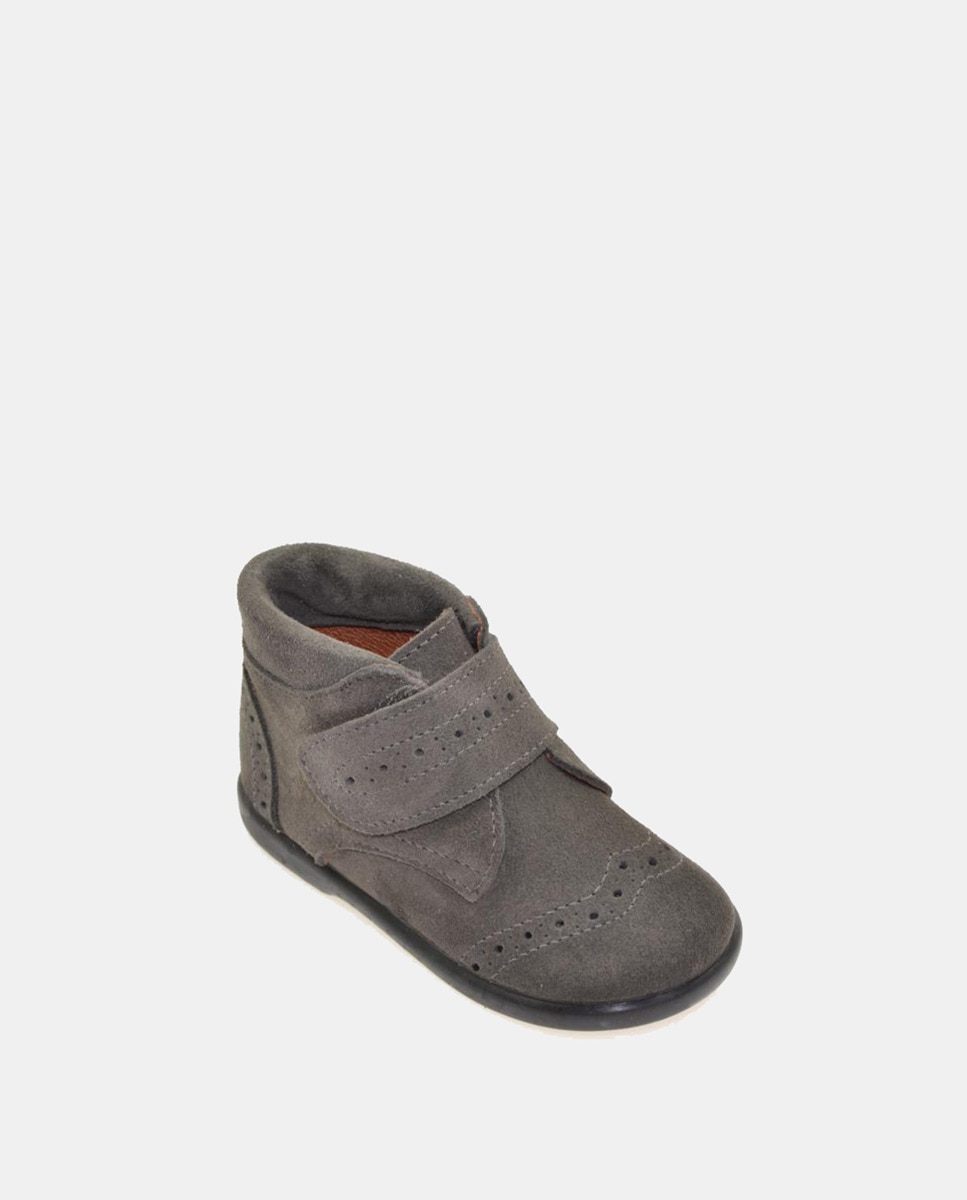 Chaussures montantes en croûte de cuir ajourées avec bride autoagrippante