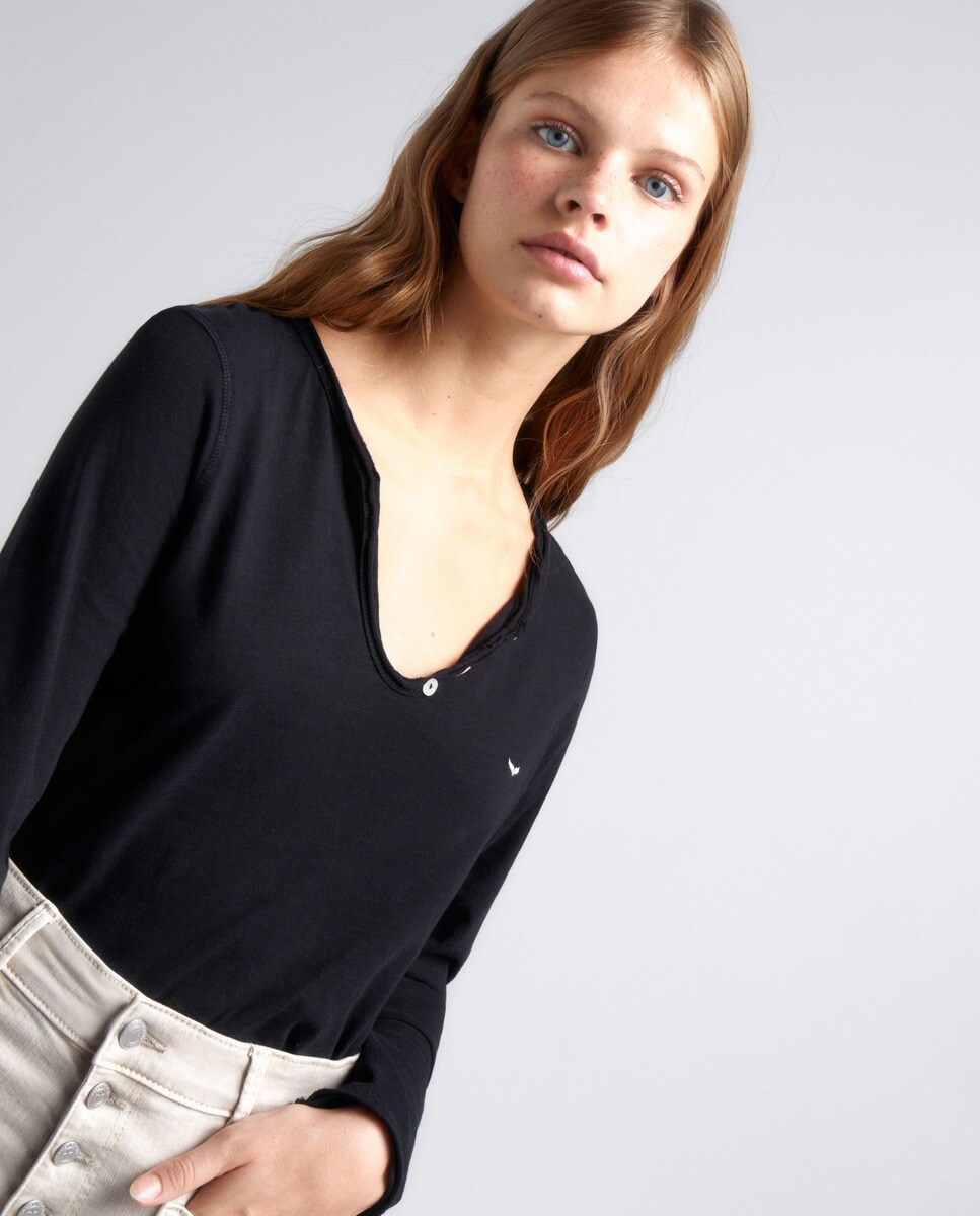 Tshirt à manches longues et encolure en V