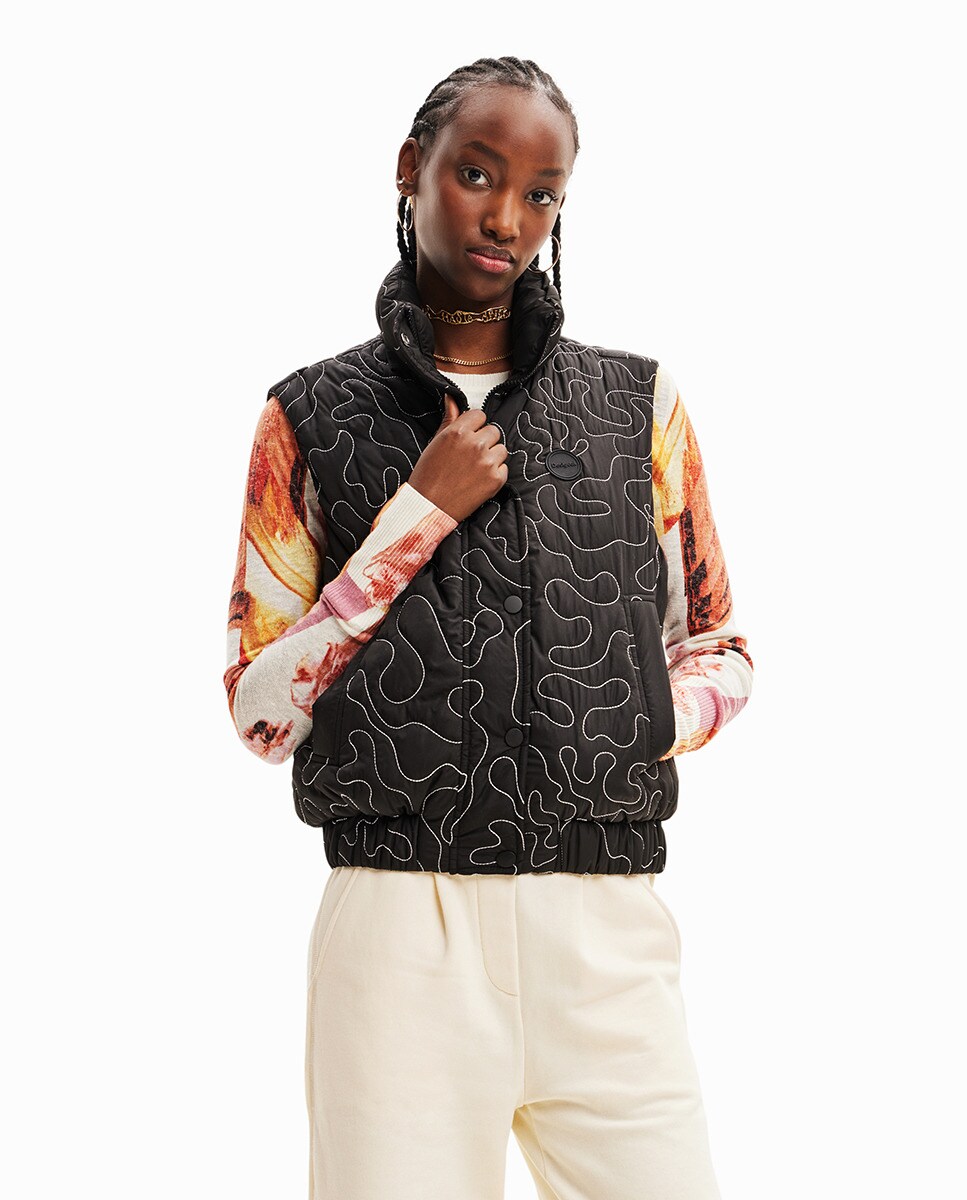 Gilet matelassé à capuche avec surpiqûres