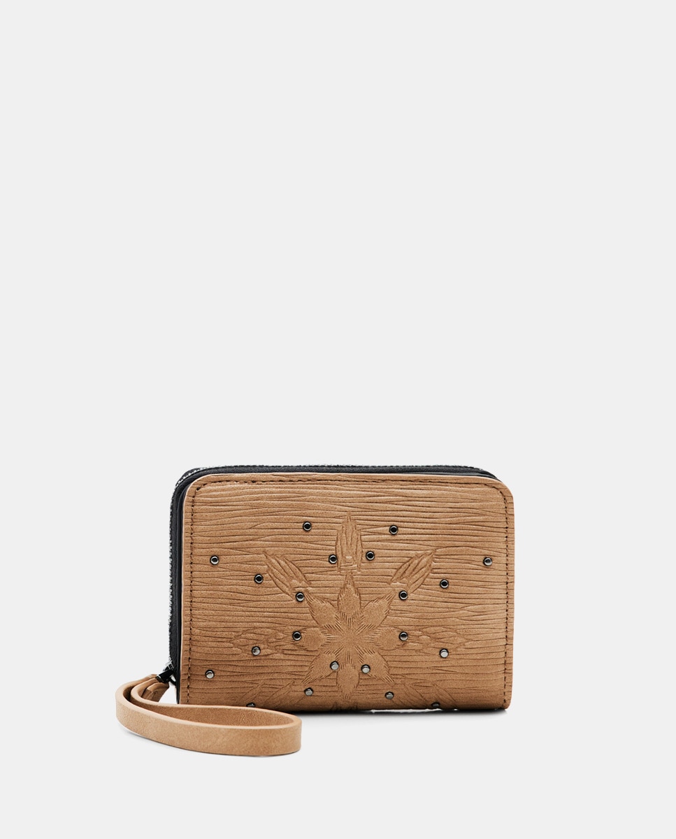 Petite pochette gravée et cloutée