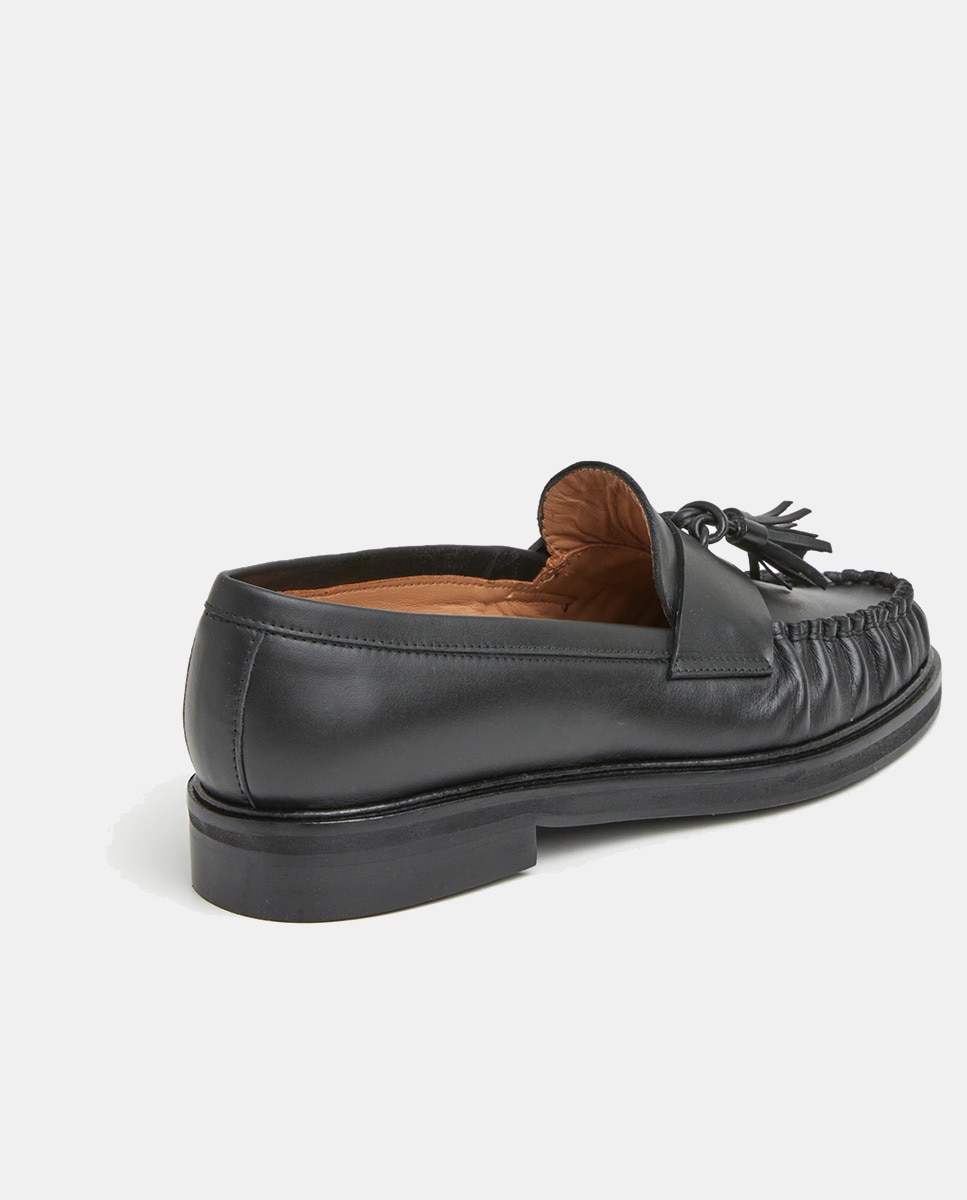 Mocassins Sigrid em Pele com Detalhe de Borlas Preto-3