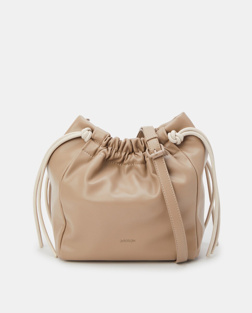 Petit sac à bandoulière cassé avec détail de la marque